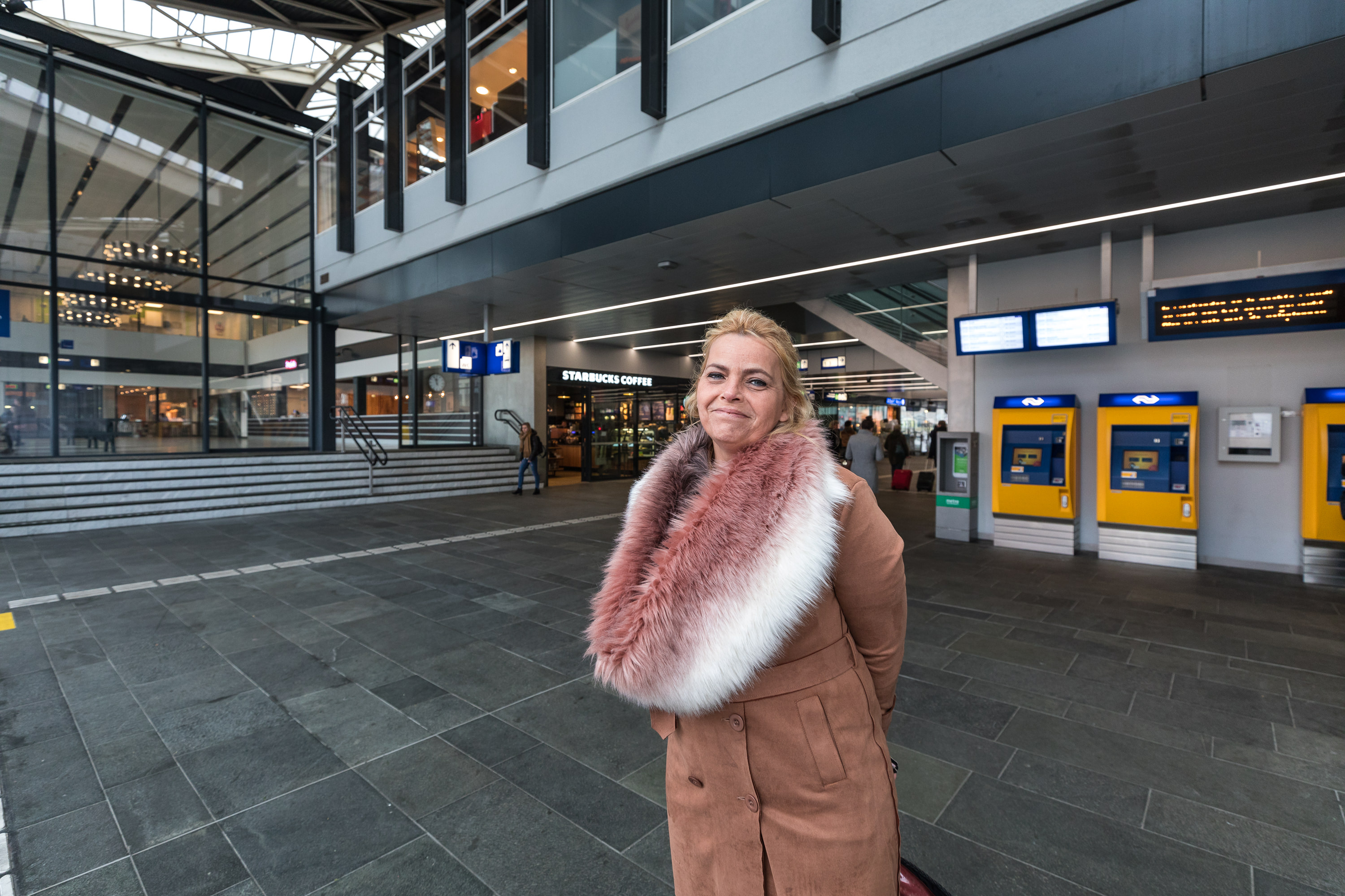 Simone in de hal op centraal station Tilburg