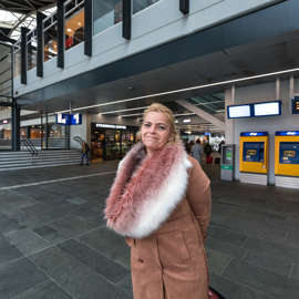 Vrouw op station