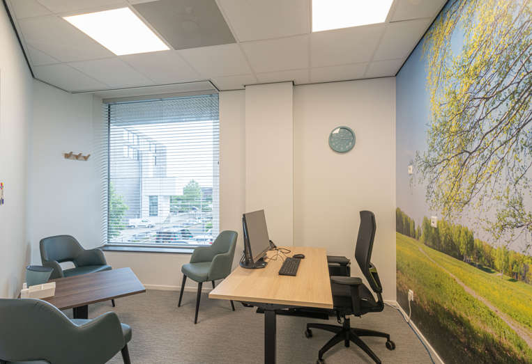 Locatie Ketelhavenplein Tilburg spreekkamer met zitje en bureau met pc