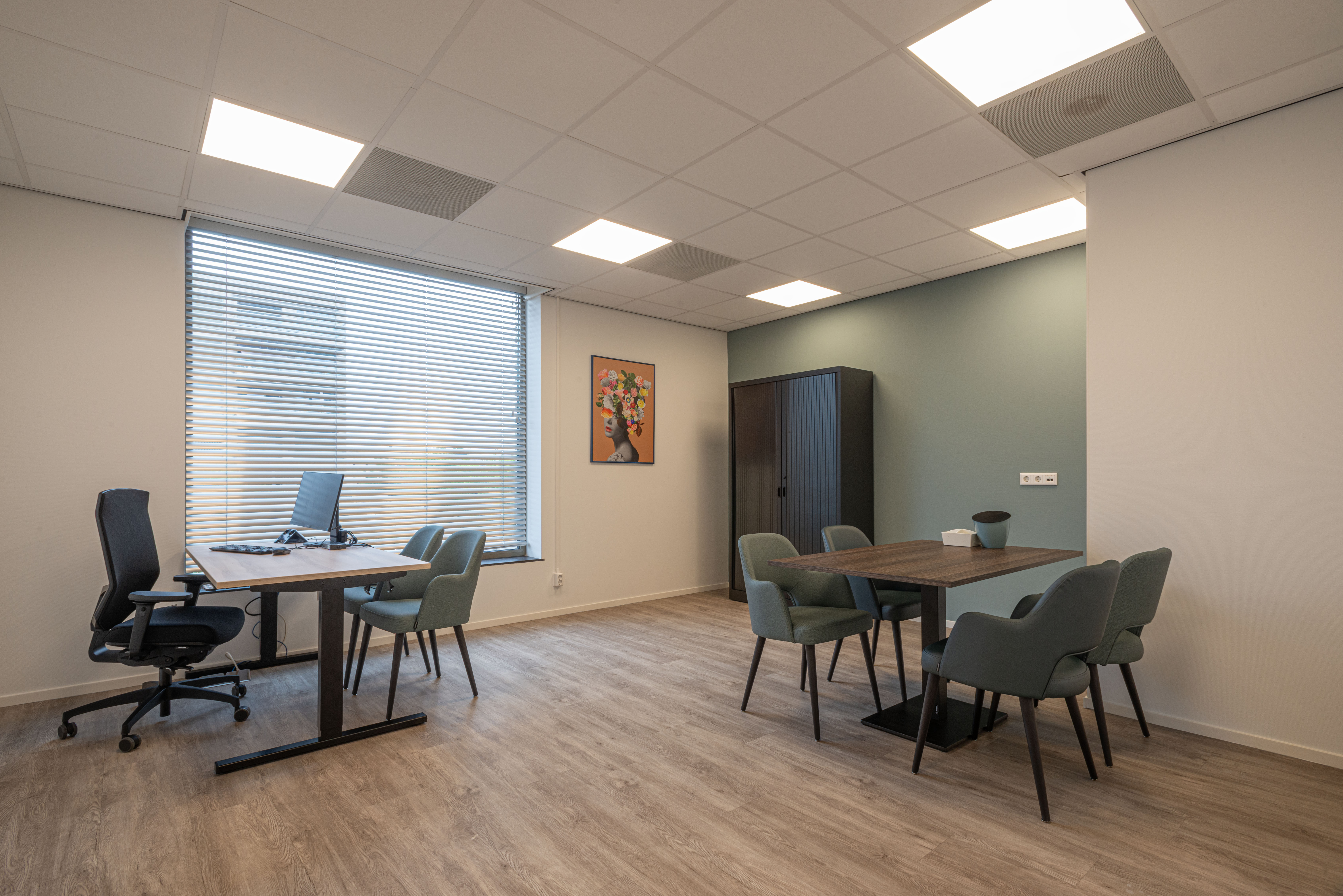 Locatie Ketelhavenplein Tilburg behandelruimte met werkplek en tafel met stoelen