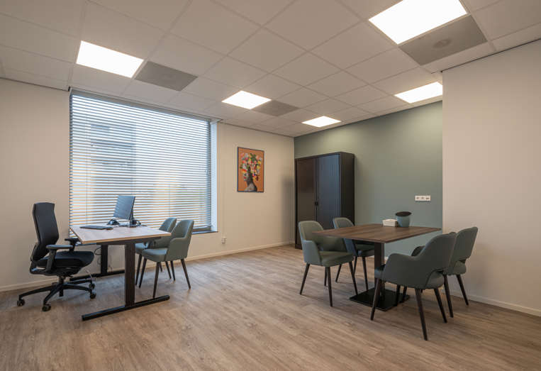 Locatie Ketelhavenplein Tilburg behandelruimte met werkplek en tafel met stoelen