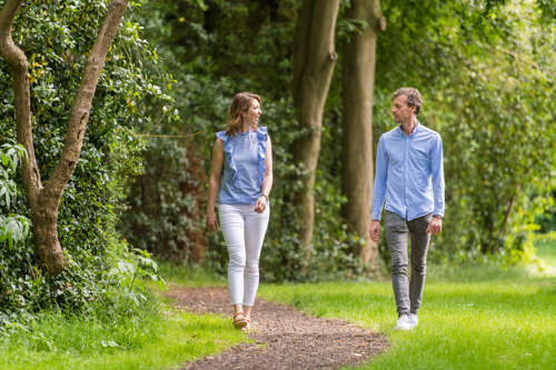 Man en vrouw voeren wandelend een gesprek