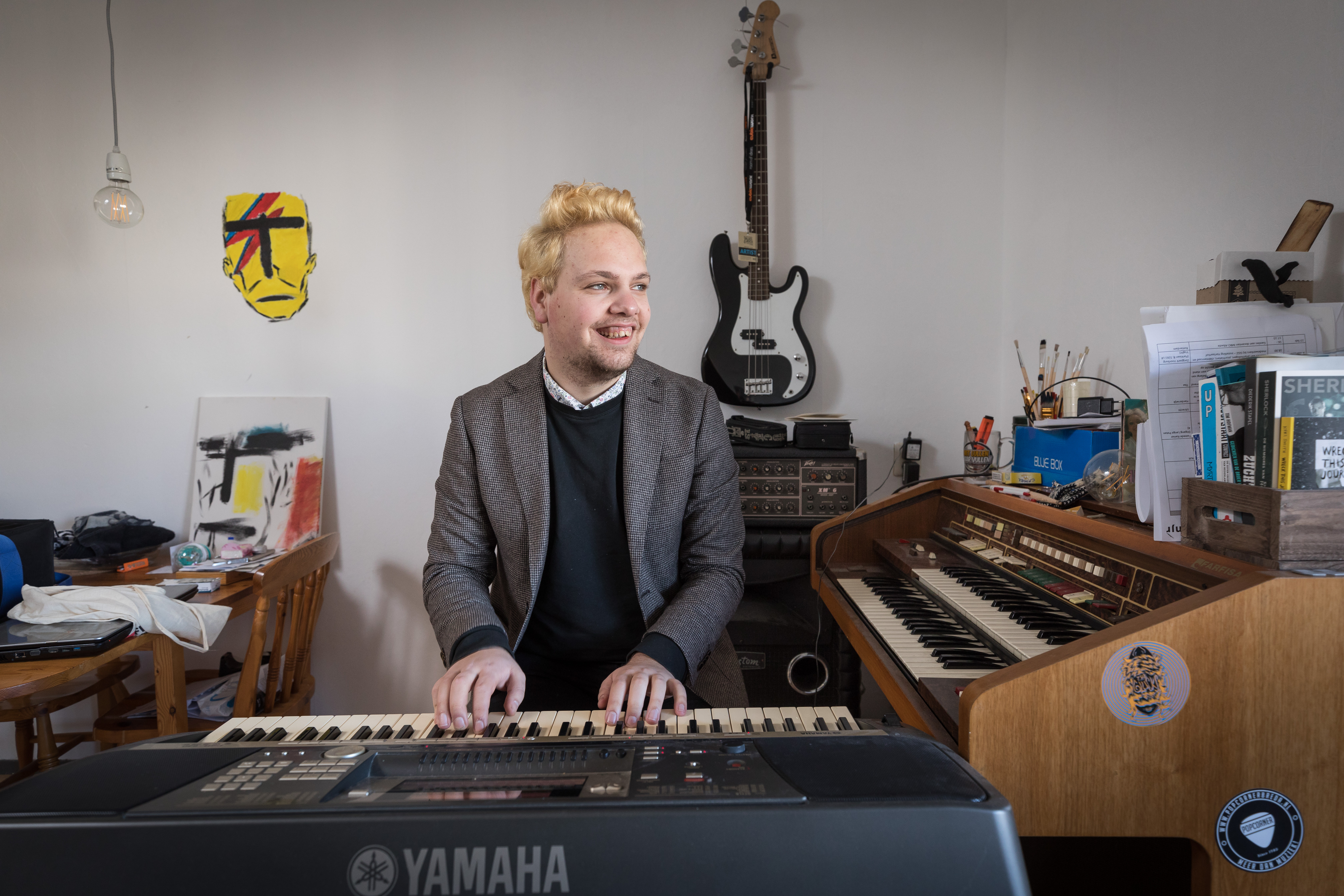 Jesse lachend achter zijn keyboard