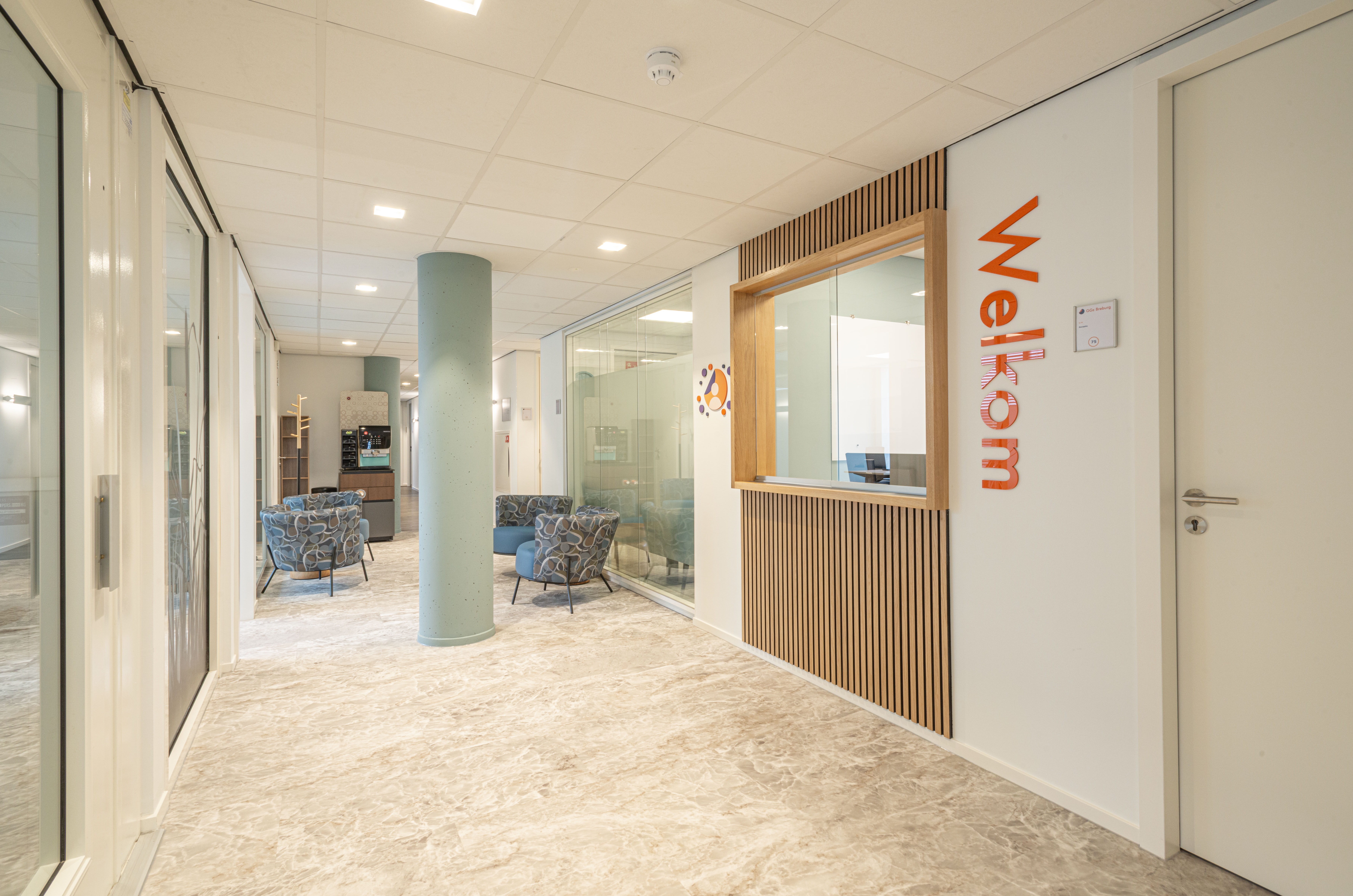 Ontvangstruimte met balie en stoelen