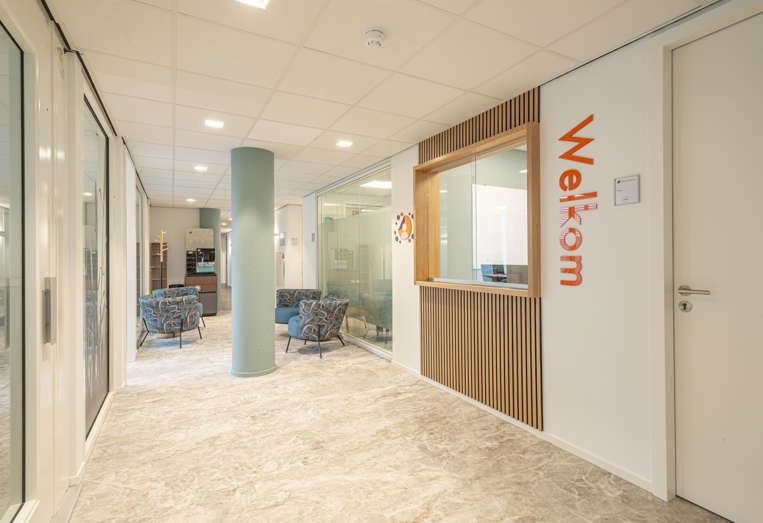 Ontvangstruimte met balie en stoelen