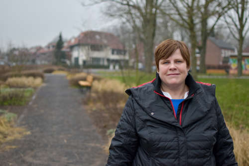 Ervaringsverhaal Antoinette over haar bipolaire stoornis staande voor pad