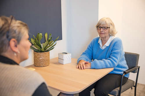 2 vrouwen in gesprek. 1 voorkant. 1 achterkant