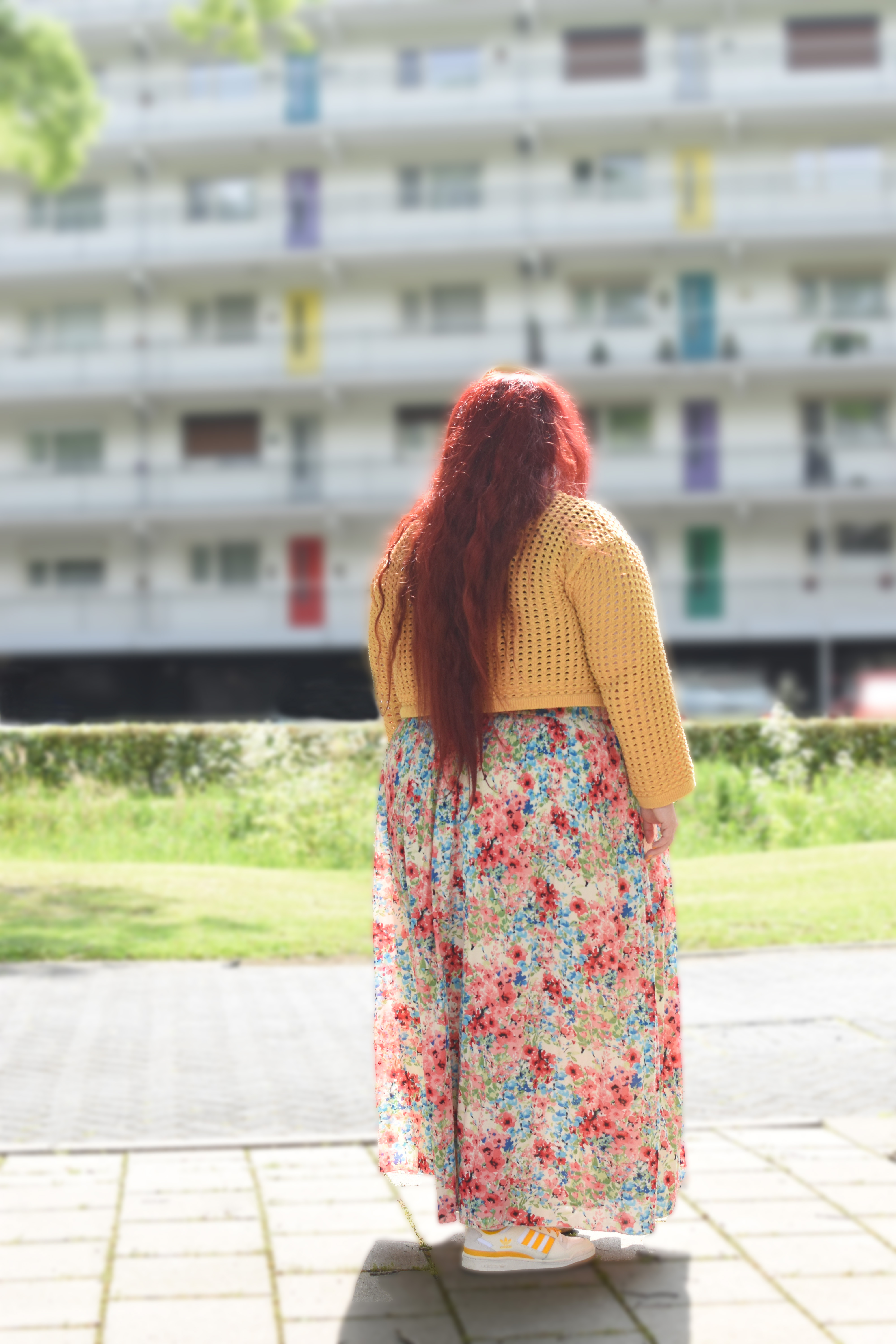 Meike over haar inhoudelijke lichamelijke klachten vrouw met rood haar en kleurrijke kleding