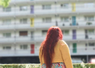 Meike over haar inhoudelijke lichamelijke klachten vrouw met rood haar en kleurrijke kleding
