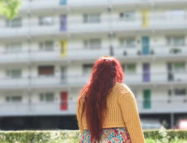 Meike over haar inhoudelijke lichamelijke klachten vrouw met rood haar en kleurrijke kleding