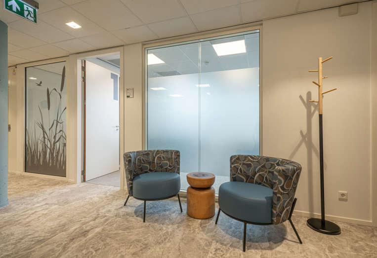 Locatie Ketelhavenplein Tilburg wachtruimte met zitjes