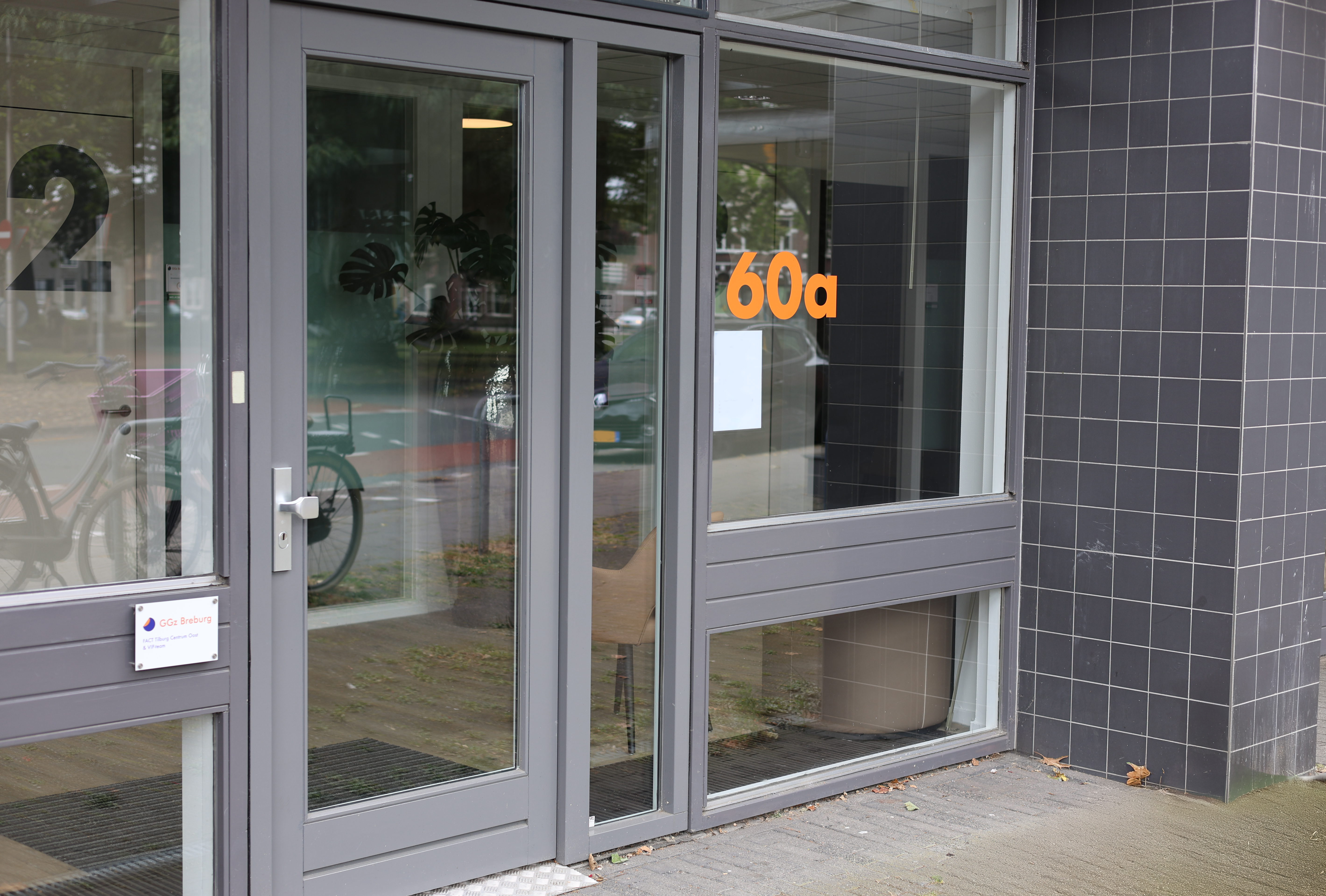 Voordeur Korvelplein TIlburg met huisnummer