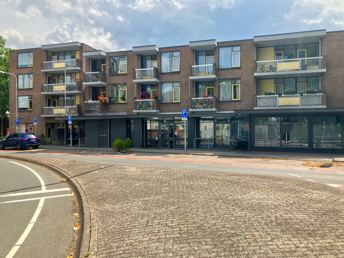 Gebouw aan Korvelplein 60a in Tilburg met entree op de begane grond