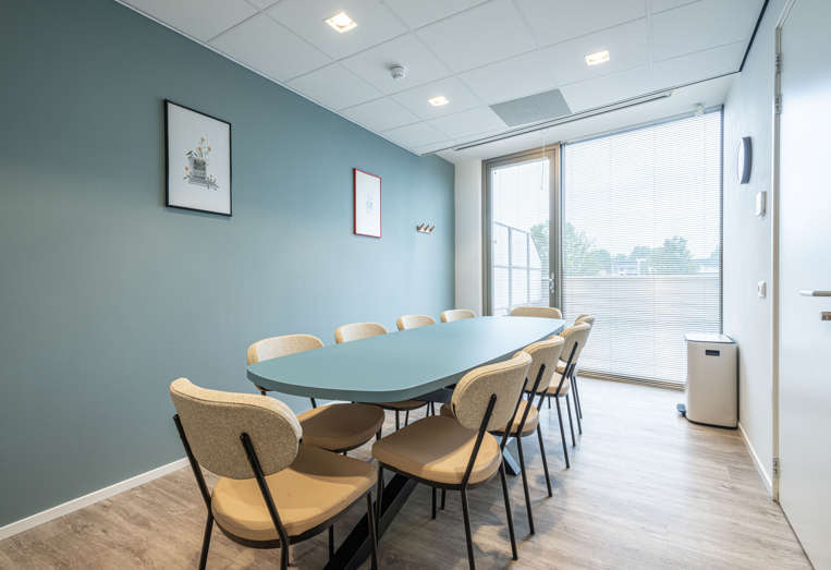 Overlegruimte met grote tafel en 10 stoelen