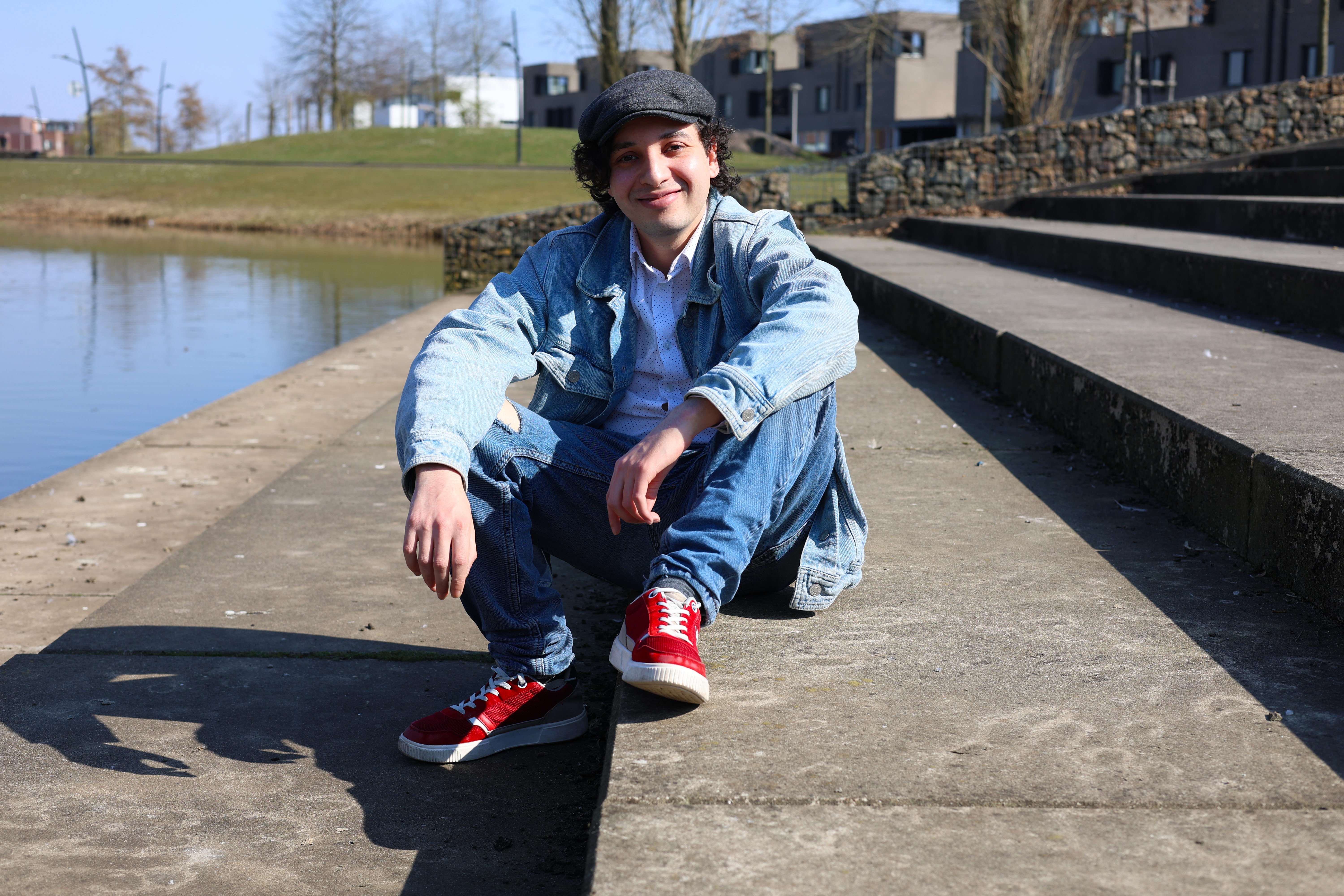 ervaringsverhaal Ali zittende man aan het water