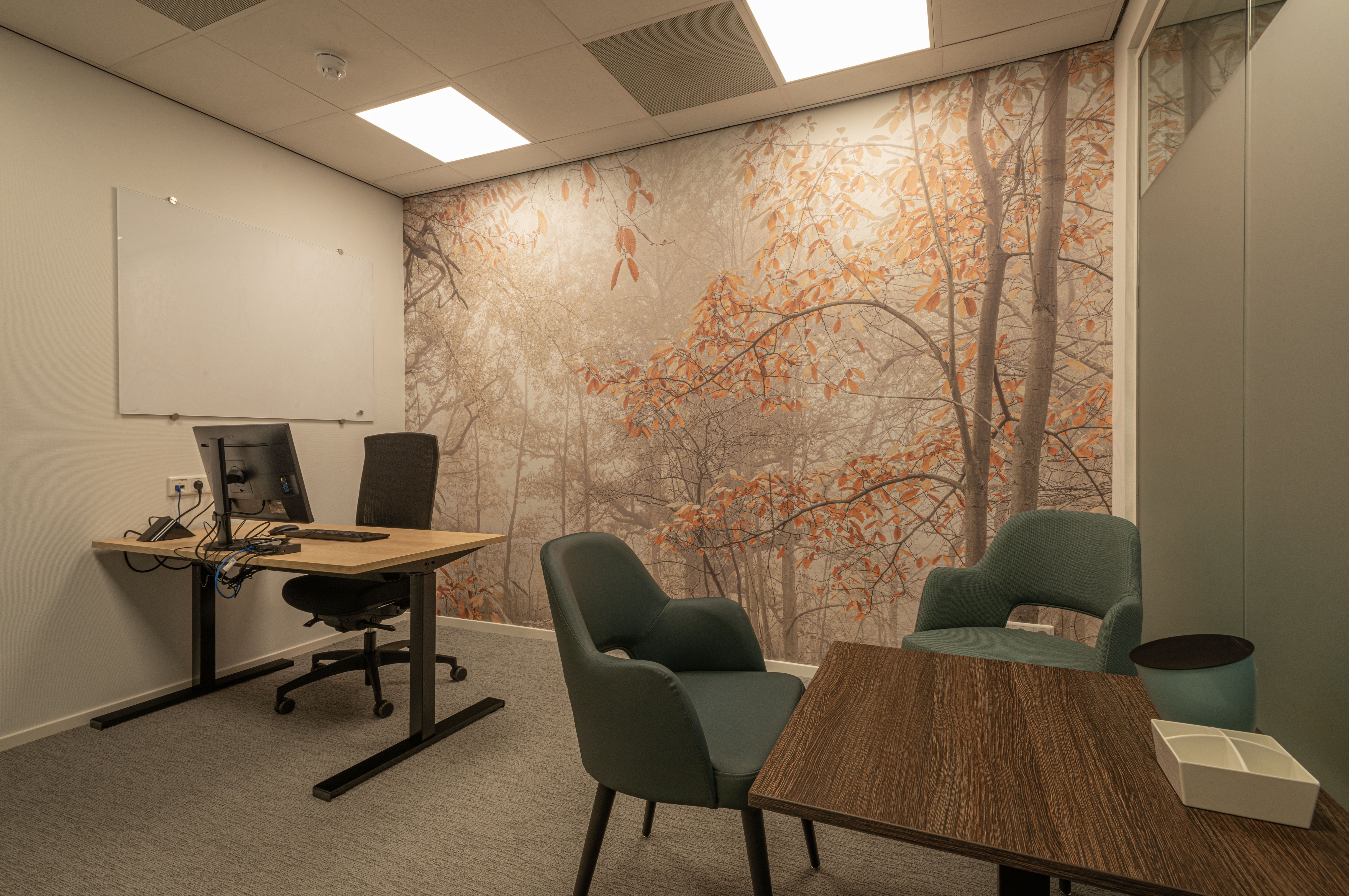 Locatie Ketelhavenplein Tilburg spreekkamer met zitje en bureau met pc