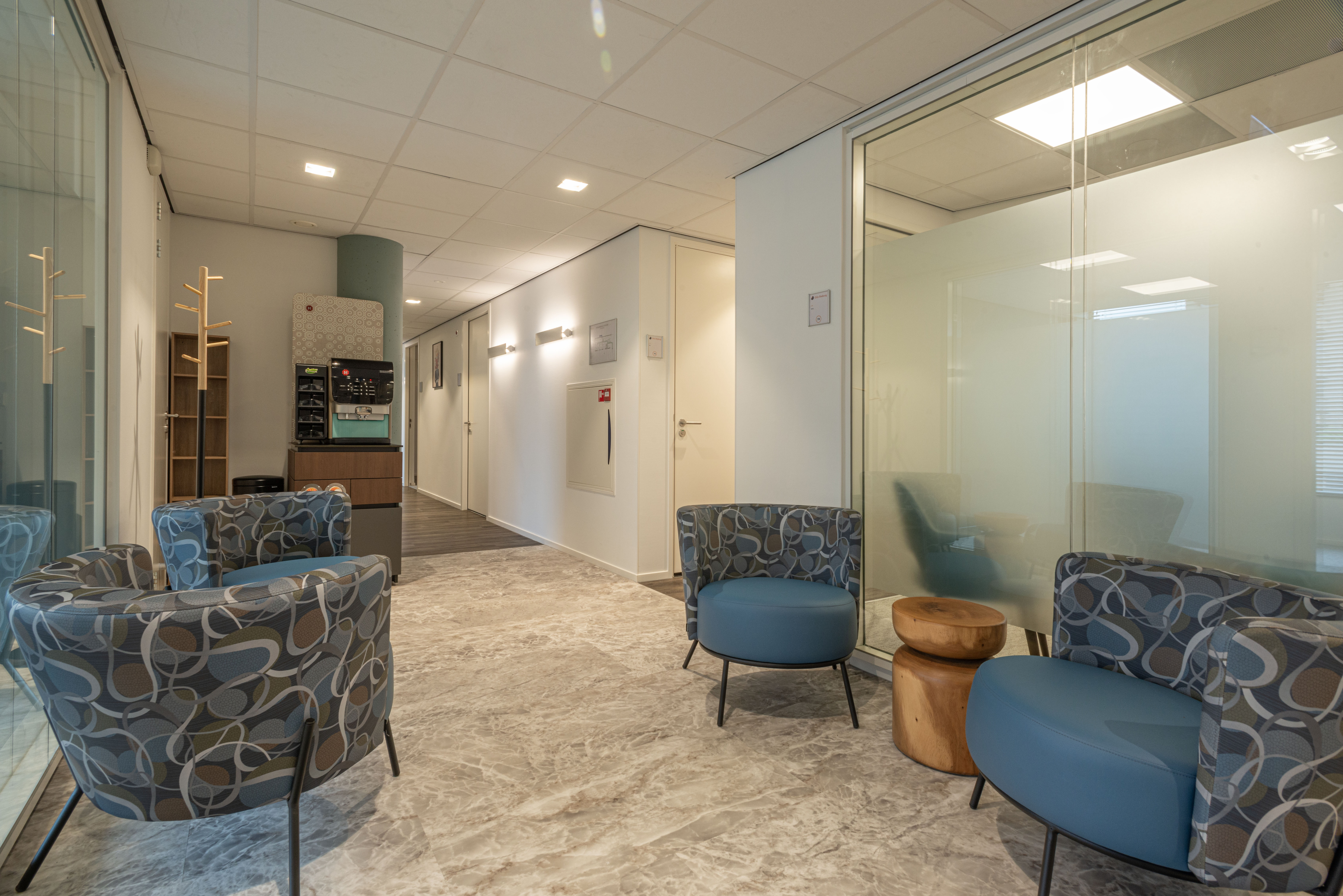 Wachtruimte met gekleurde stoelen