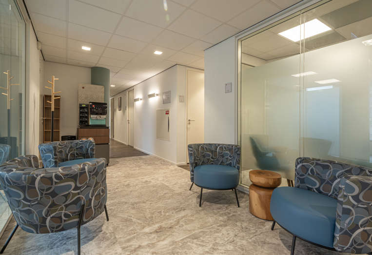 Wachtruimte met gekleurde stoelen