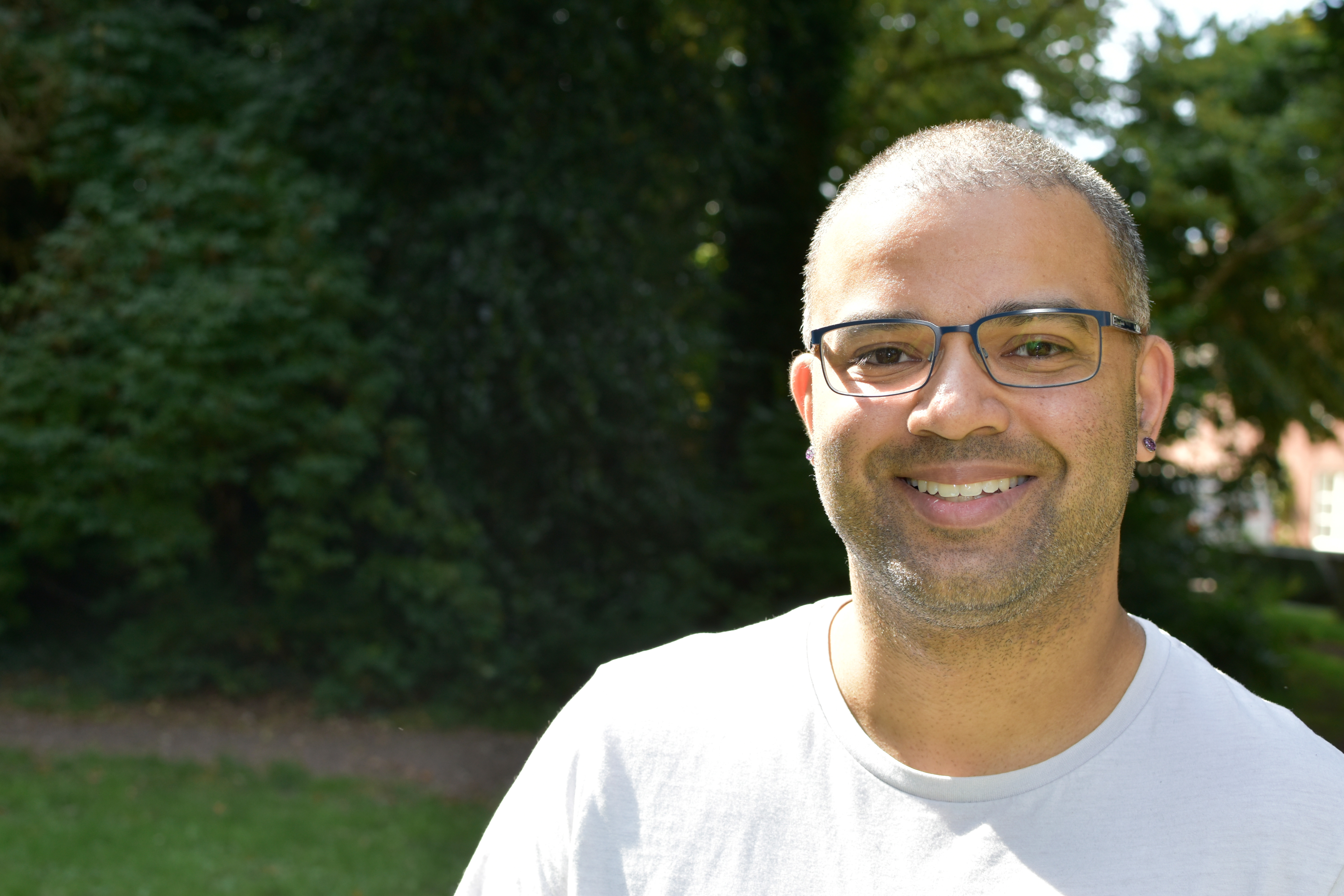 Portret van Maurice lachend in de camera