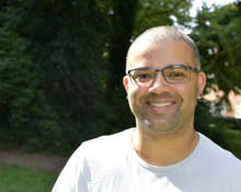 Portret van Maurice lachend in de camera
