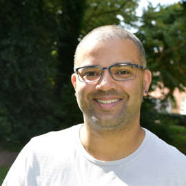 Portret van Maurice lachend in de camera