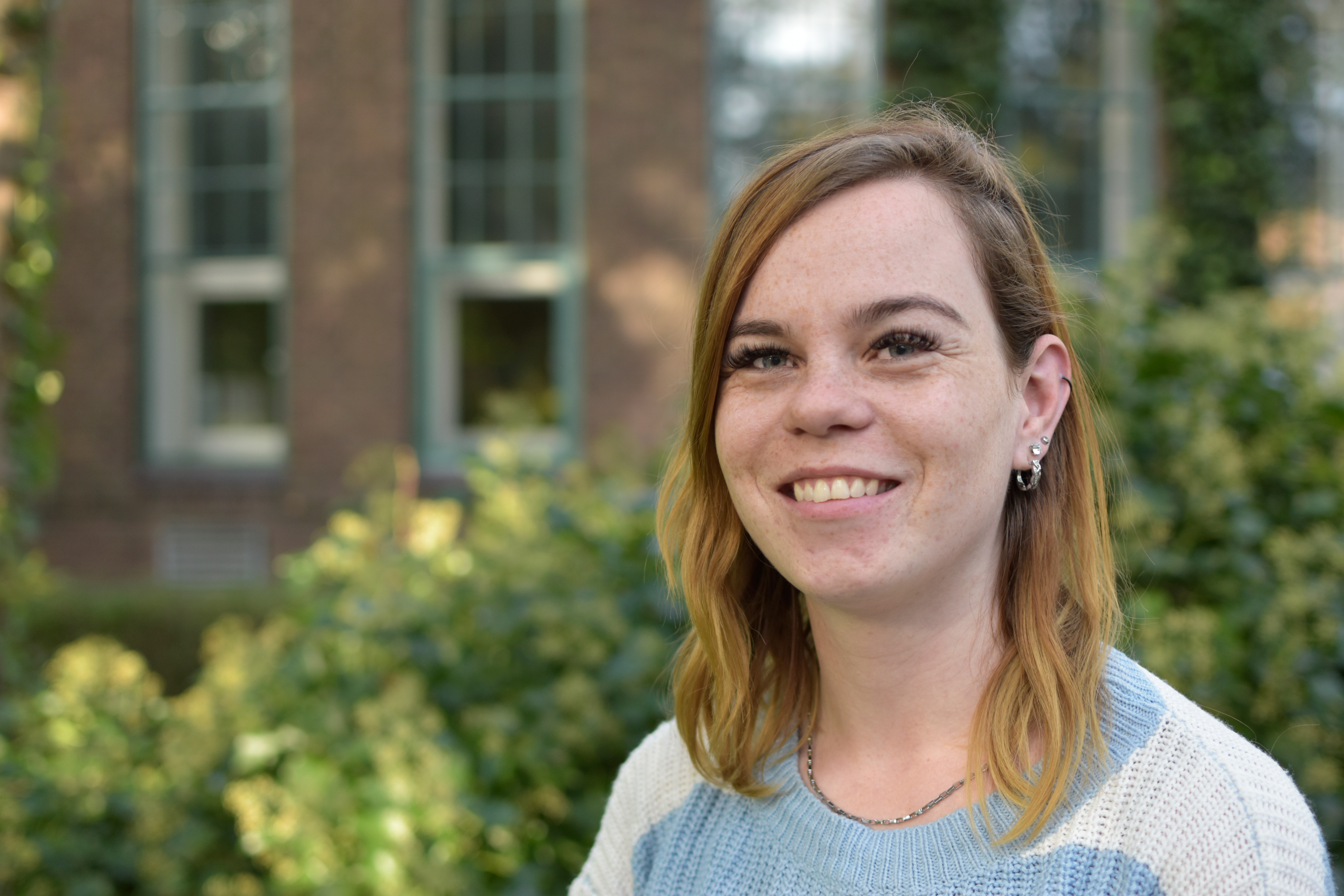 Nienke lachend portret op terrein van GGz Breburg Tilburg
