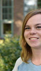Nienke lachend portret op terrein van GGz Breburg Tilburg