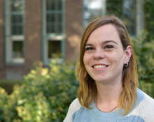 Nienke lachend portret op terrein van GGz Breburg Tilburg