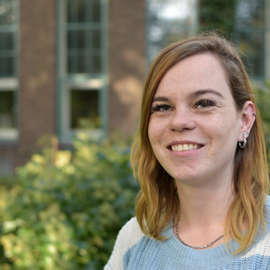 Nienke lachend portret op terrein van GGz Breburg Tilburg