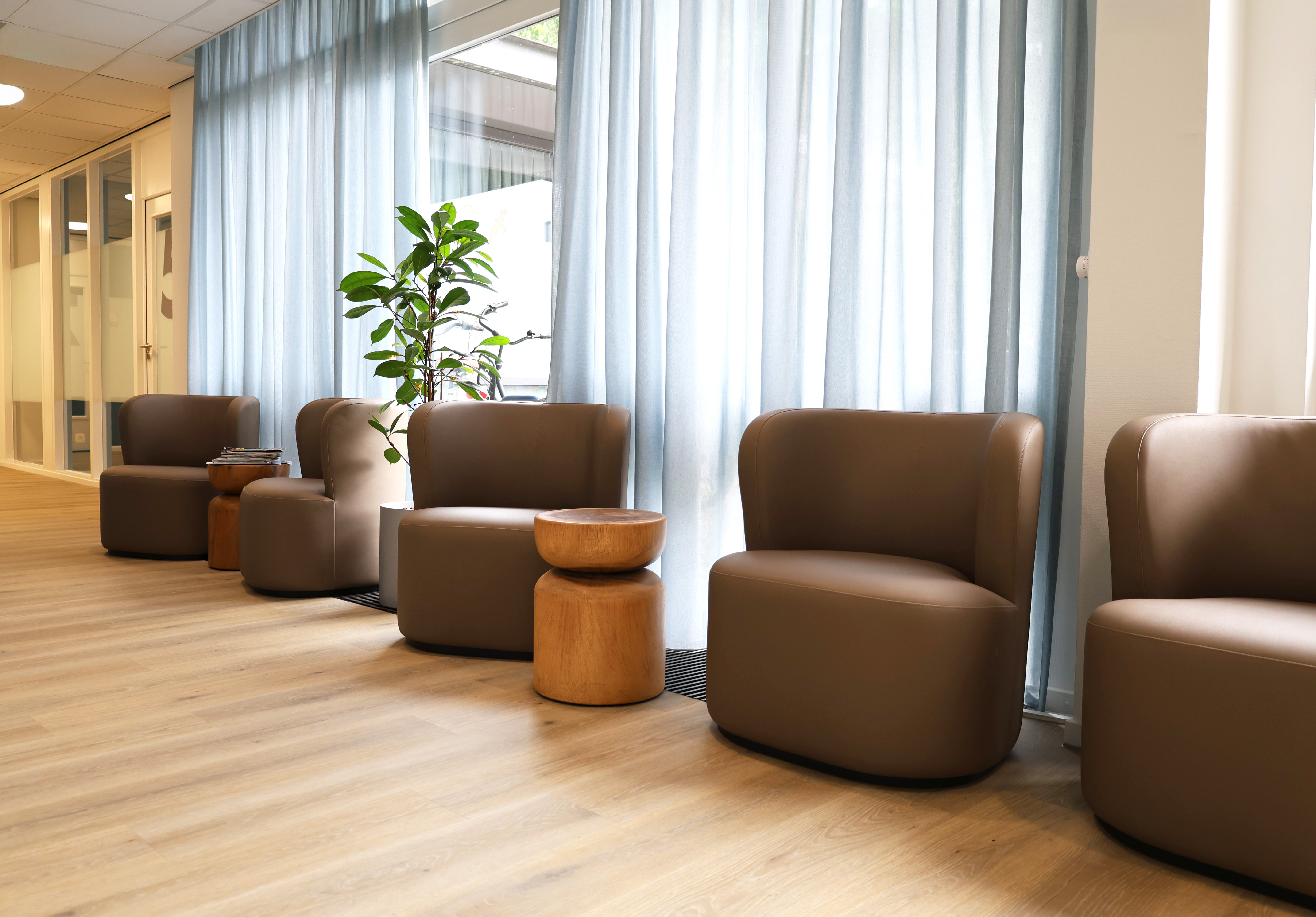 Wachtruimte korvelplein met lege stoelen in lichte ruimte